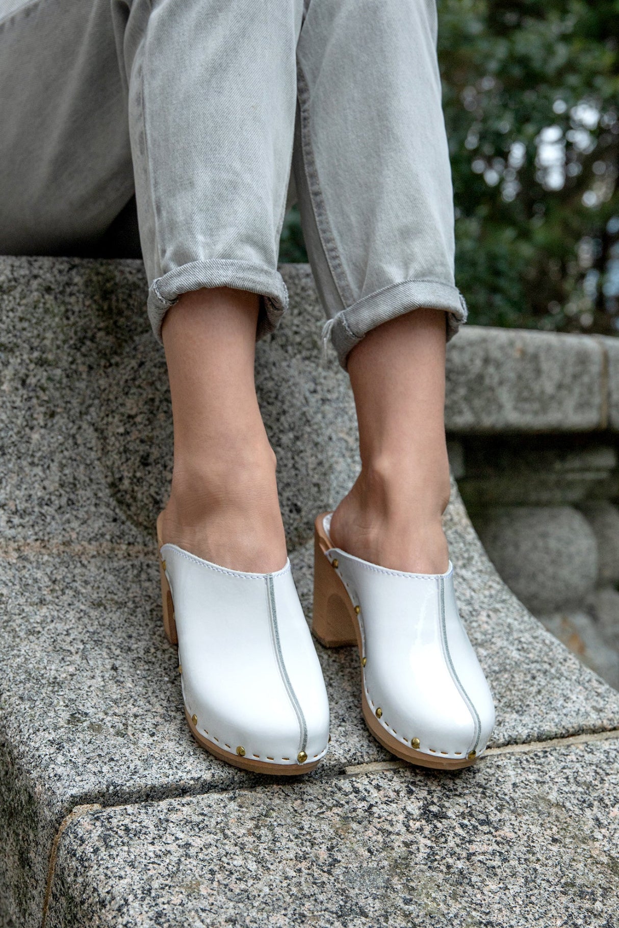 Sabots Cuir Verni Blanc Sur Semelle Bois – Confort Souple, Style Traditionnel Suédois